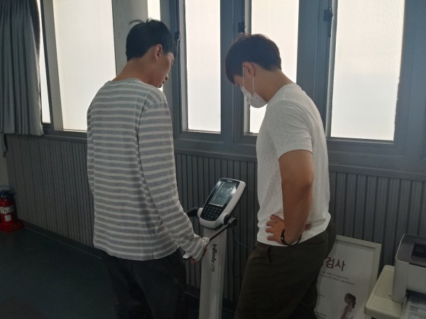 인바디 하는 모습