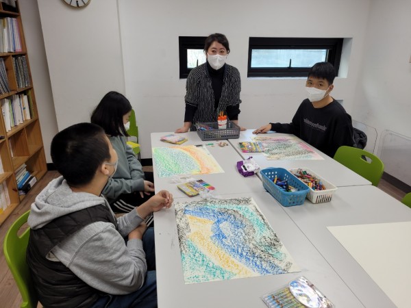 미술작품을 만드는 모습