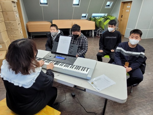 음악프로그램에 참여하는 모습