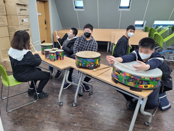 북을 두드려요