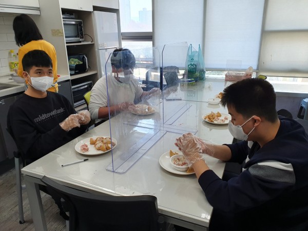 요리프로그램을 진행하는 모습