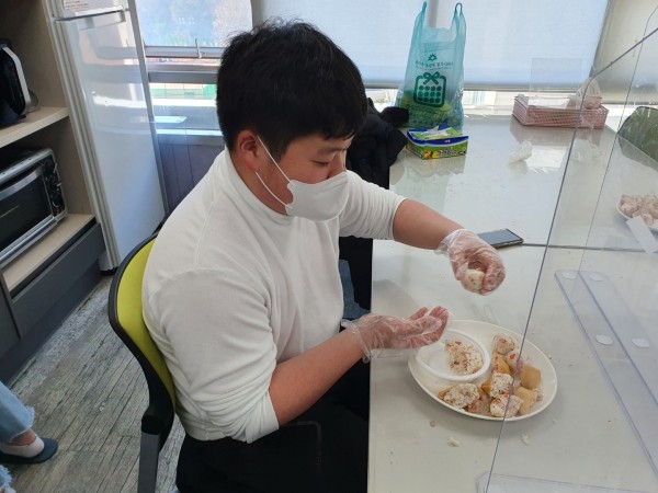 열심히 요리를 만드는 모습