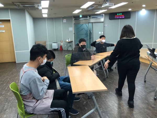 음악에 맞춰 노래부르는 모습