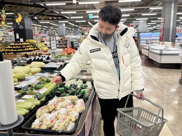 오이를 고르는 모습