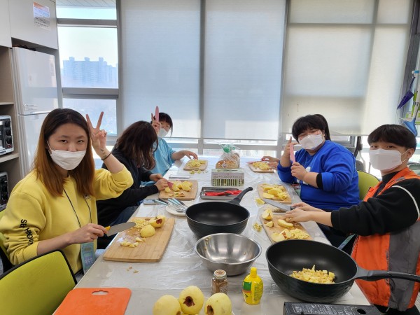 사과를 자르는 모습