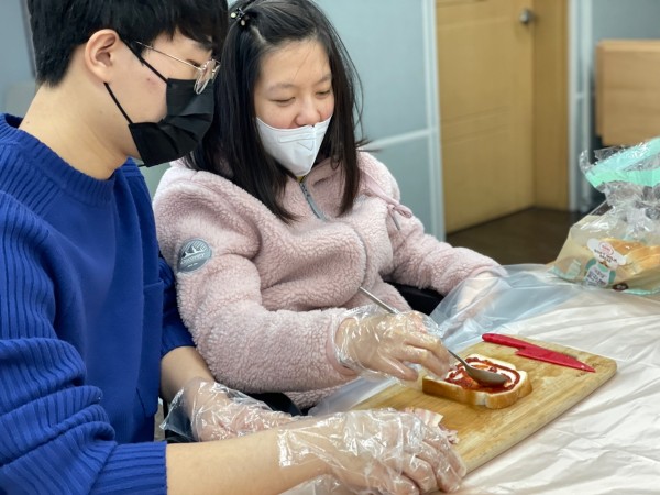 피자소스를 식빵에 바르는 모습