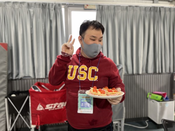 카나페를 들고 있는 사진