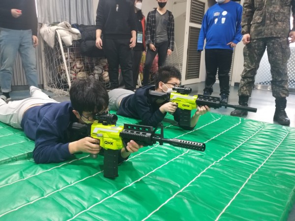 엎드려서 총을 쏘는 모습