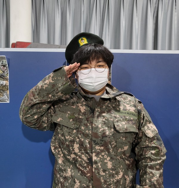 군복을 입고 경례하는 모습