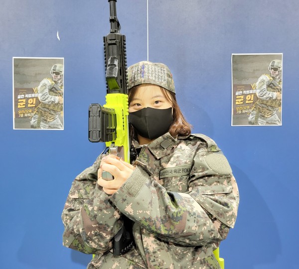 군복을 입고 총을 들고 있는 모습