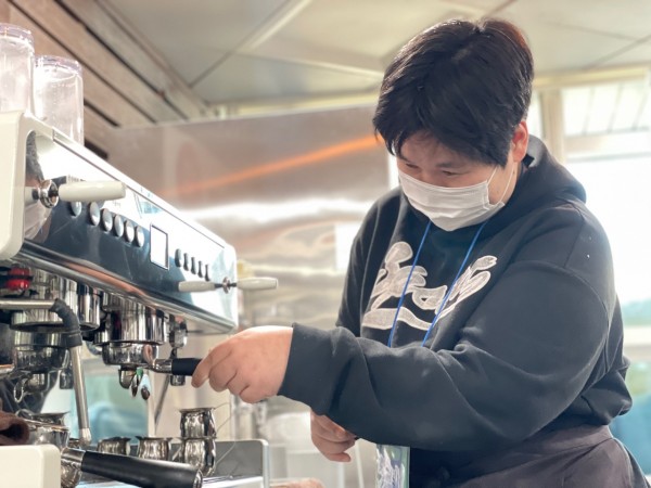 커피를 만들고 있는 모습