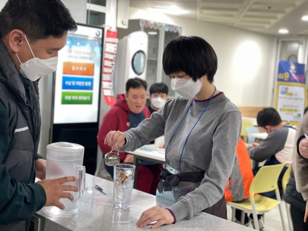 커피를 만들고 있는 모습