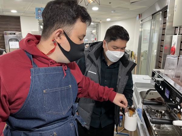 커피를 만들고 있는 모습