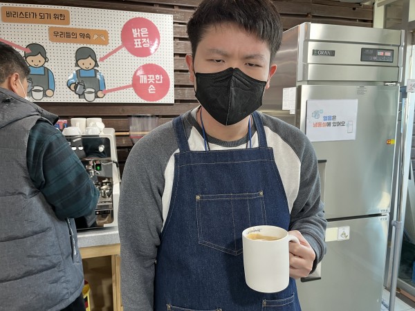 커피를 들고 있는 모습