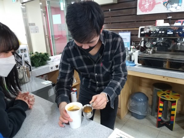 커피를 만들고 있는 모습
