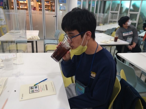 커피를 마시는 모습