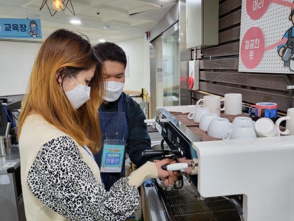 커피를 만들고 있는 모습
