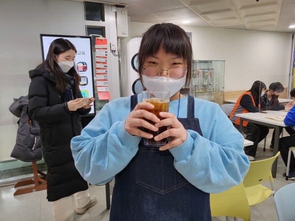 커피를 들고 있는 모습