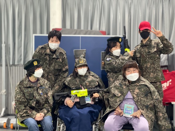 군복을 입고 웃고 있는 모습