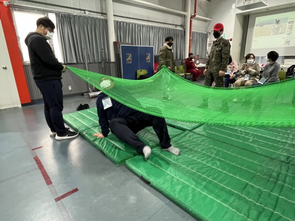 누워서 그물망을 빠져 나가는 모습