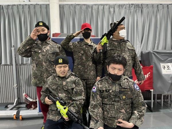 군복을 입은 모습