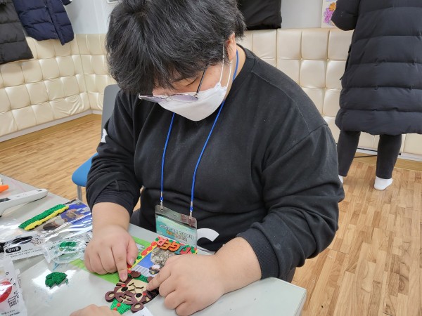액자에 컬러폼을 붙이는 모습