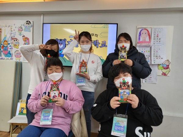 2조 참여자들 모두 완성된 액자를 들고 카메라를 보며 뽐내는 모습