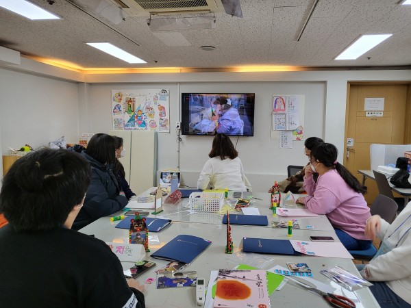 10일 간의 사진이 담긴 영상을 보며 회상하는 모습