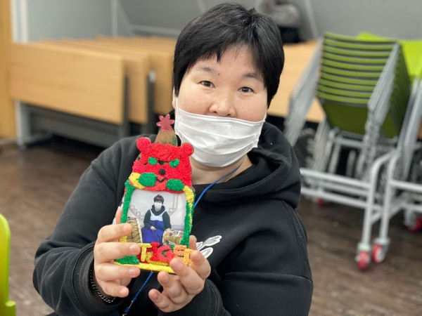 사진이 담긴 완성된 액자를 들고 행복해 하는 모습