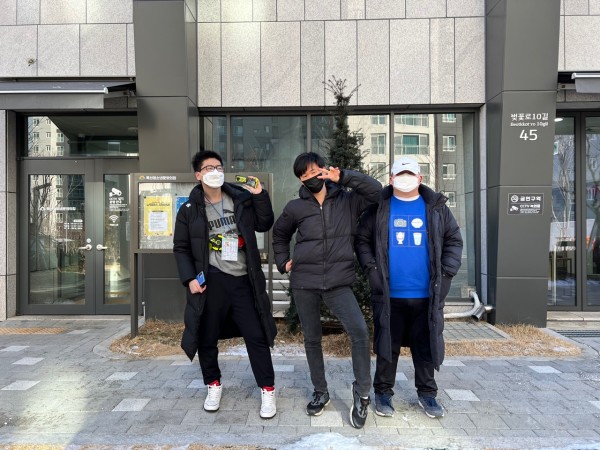 청소년 문화의 집 앞에 서서 사진을 찍는 모습