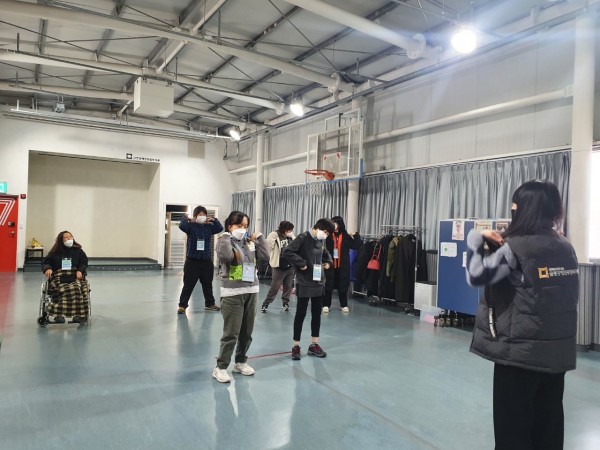 신체활동을 시작하기 전 몸을 푸는 모습