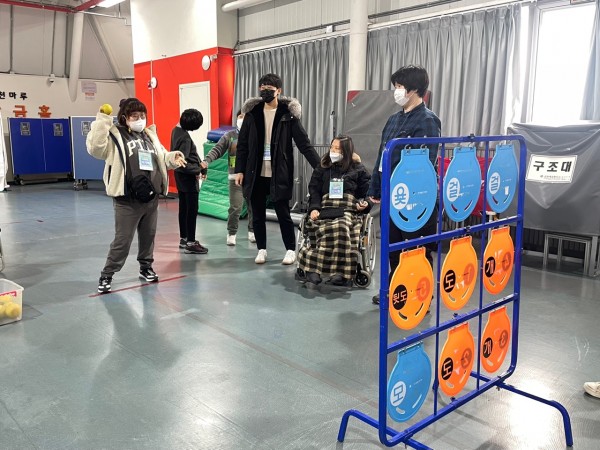 공을 던지기 위해 준비하는 모습