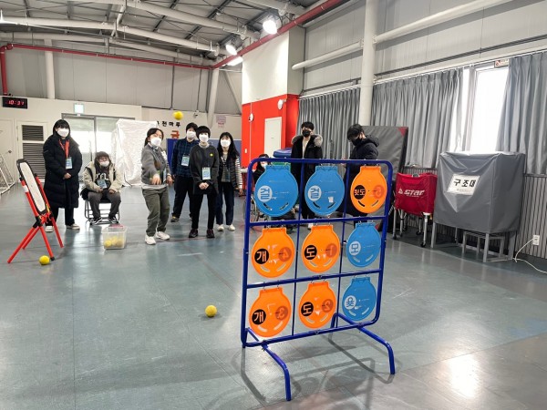힘차게 공을 던지는 모습