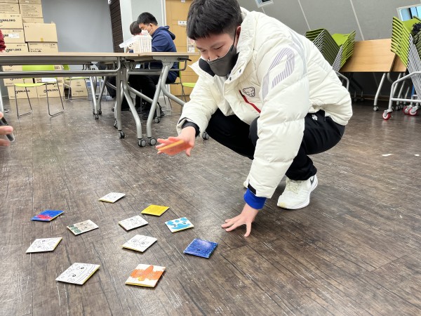 딱지 치기를 하는 모습