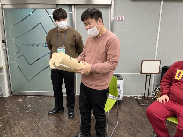 웃으며 윷을 던지기 위해 준비하는 모습