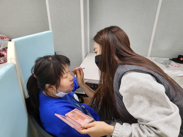 사진을 찍기 전 단장을 하는 모습