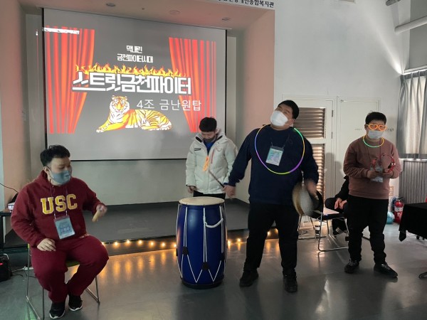 다함께 즐겁게 공연하는 모습