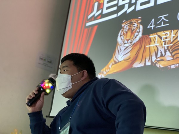 마이크를 흔들며 신나게 노래하는 모습