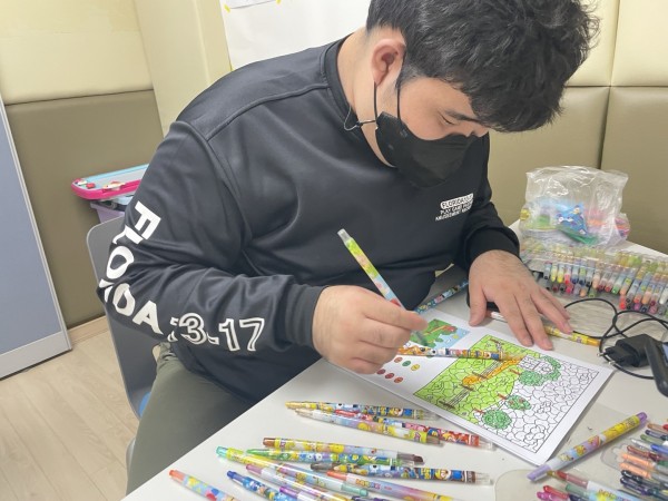 색칠하기 활동 중인 이용인