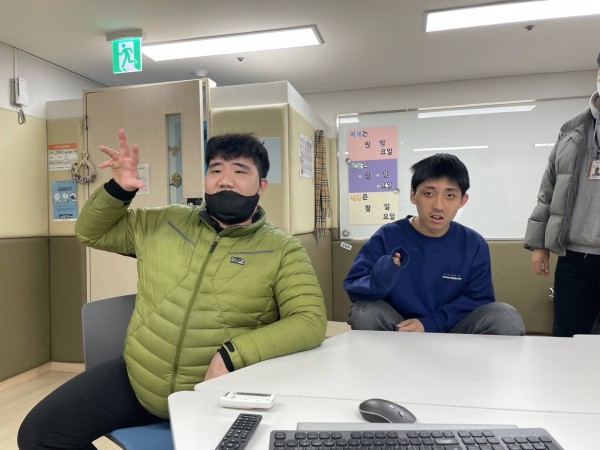 산책을 나가기 위해 기다리는 모습