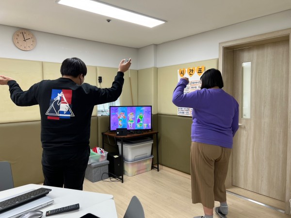 춤 추는 모습