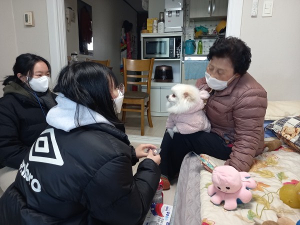 이용자분 가정방문하여 선물을 전달받은 모습