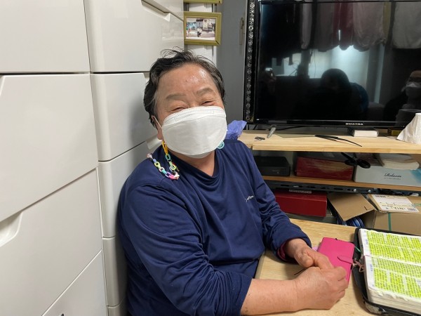 선물을 받고 좋아하시는 모습