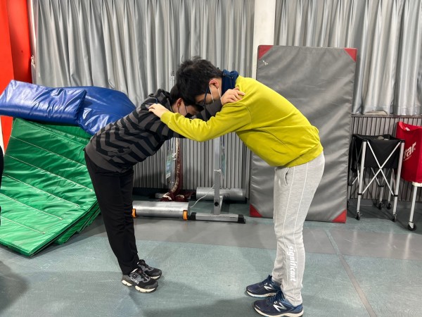 서로 어깨 눌러주는 모습
