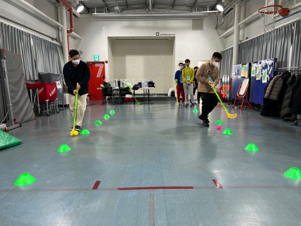 담당자와 대결하는 이용자의 모습