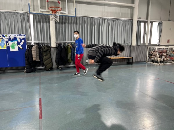 멀리뛰기하는 모습