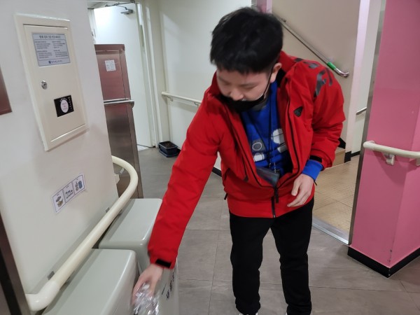분리수거 하는 모습