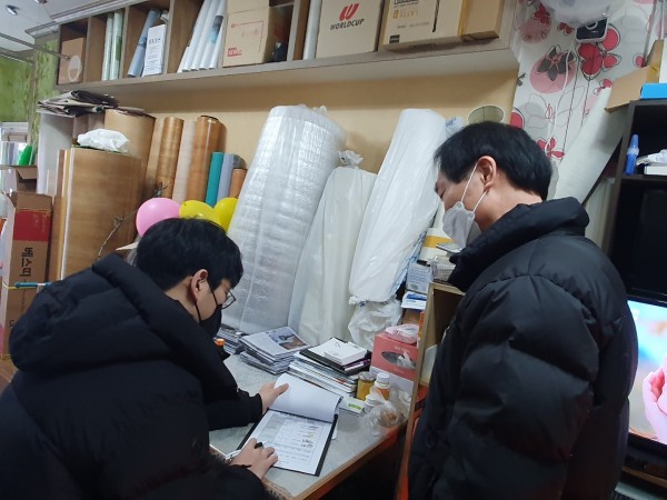 백조인테리어 사장님과 인터뷰하는 모습