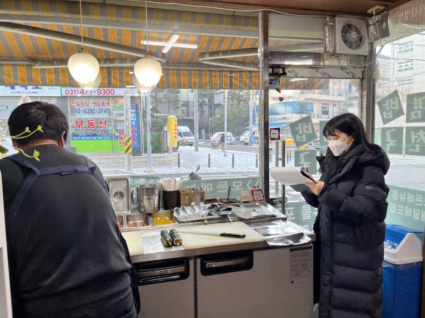 김밥천국 석수역점 사장님과 경사로에 대해 인터뷰하는 모습