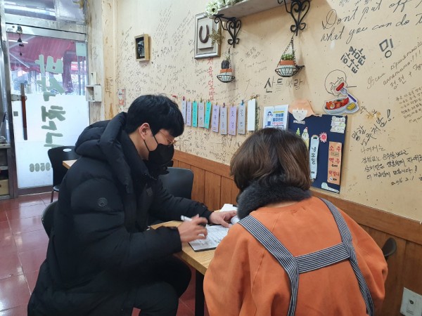 바삭천국 김밥집 사장님과 앉아서 인터뷰하는 모습